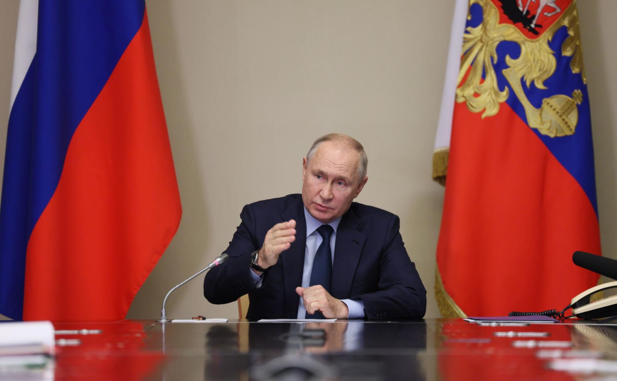 Co się dzieje z twarzą Putina?! "Kości policzkowe się rozchodzą". Szokujący widok