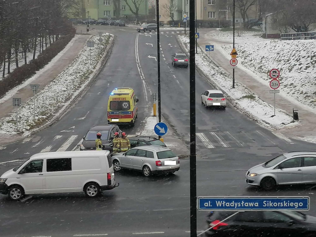 Zderzenie trzech pojazdów na skrzyżowaniu w Lublinie