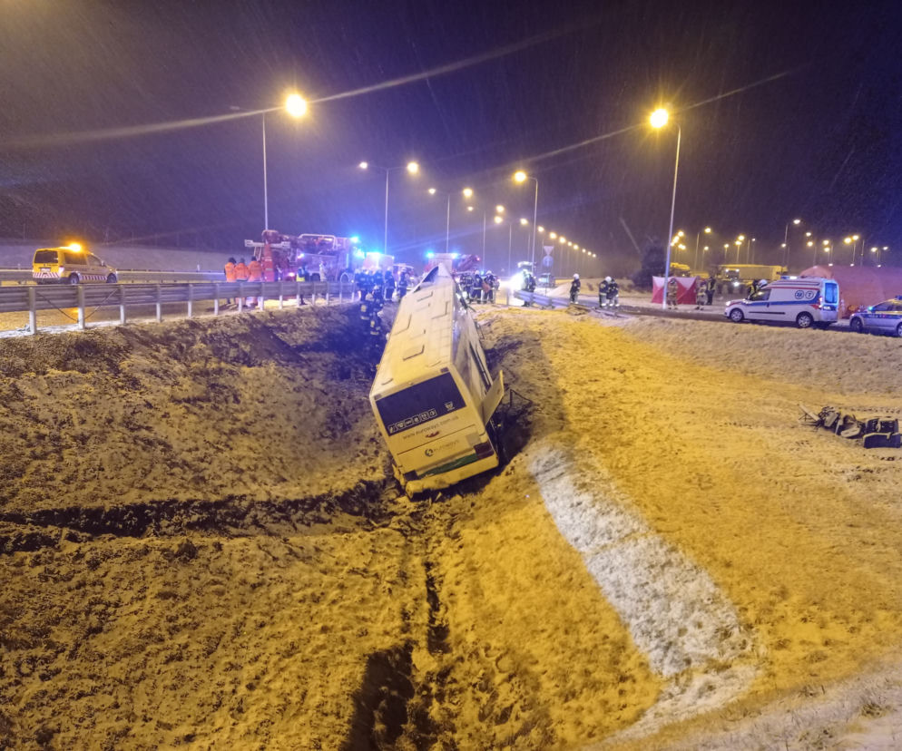 Tragedia na autostradzie A4. Autokar runął do rowu. Zginęła 1 osoba, jest 9 rannych! [ZDJĘCIA]