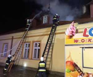 W Zakliczynie PŁONĄŁ ratusz! Wóz strażacki Jelcz uszkodzony w czasie akcji! 