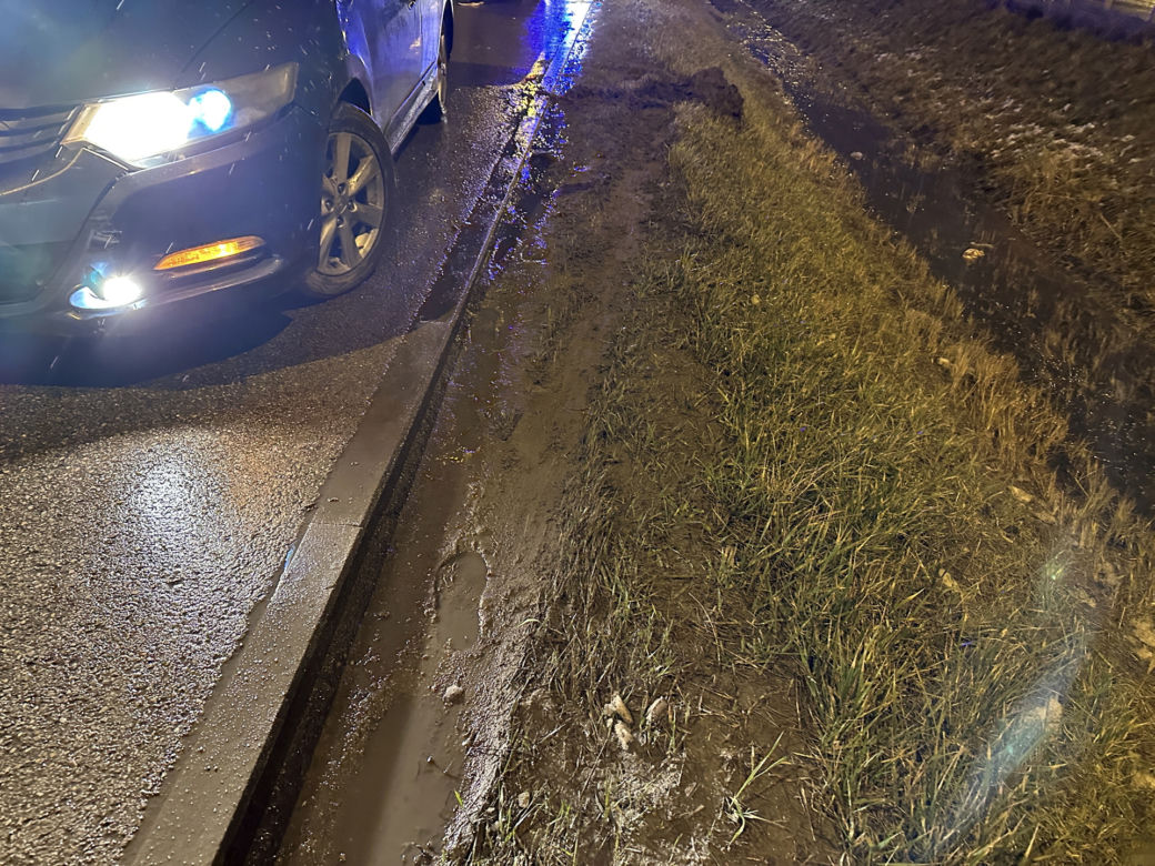 Koszmarny finał driftów we Włochach. Auto w rowie i potrącony człowiek