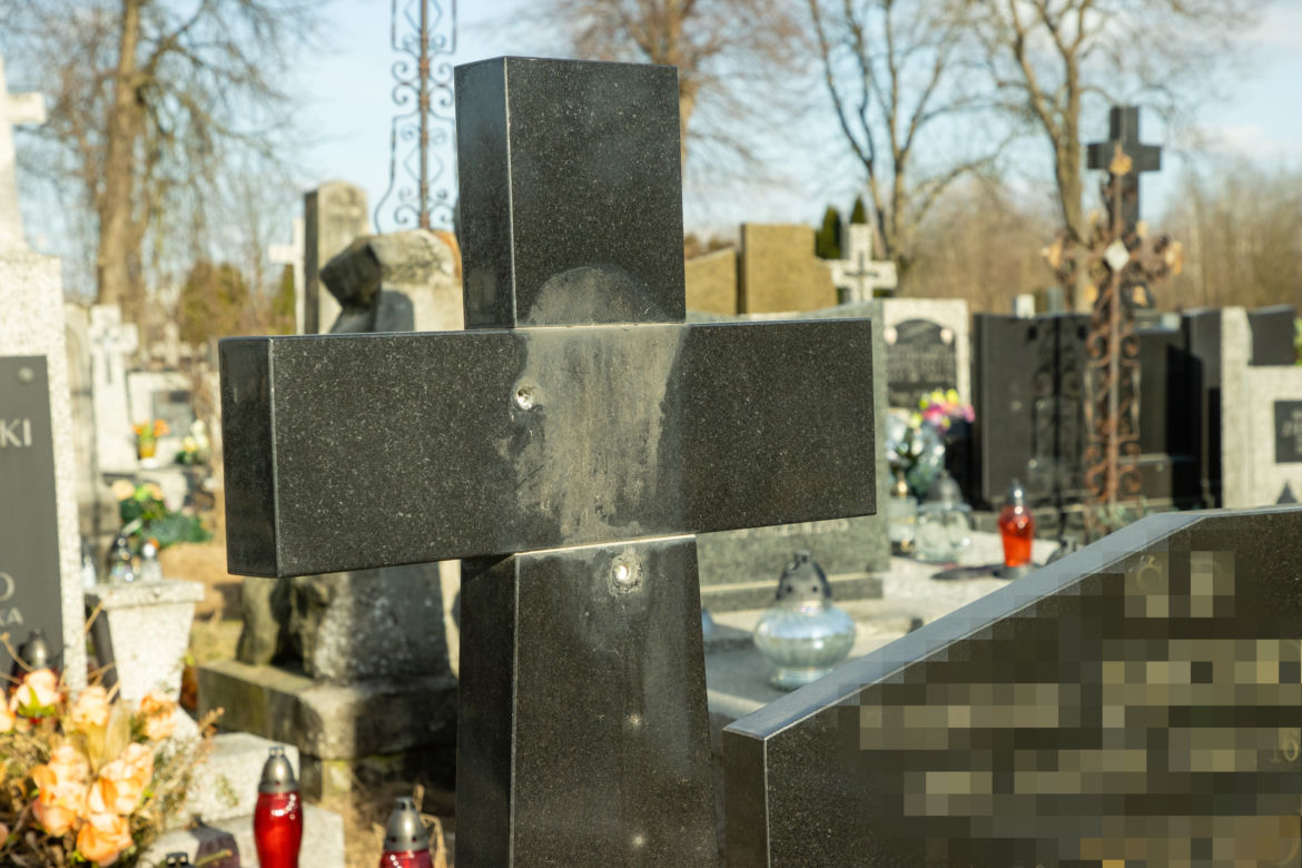 Cmentarne hieny zdewastowali i okradali groby w Karczewie