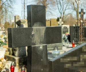 Cmentarne hieny zdewastowali i okradali groby w Karczewie