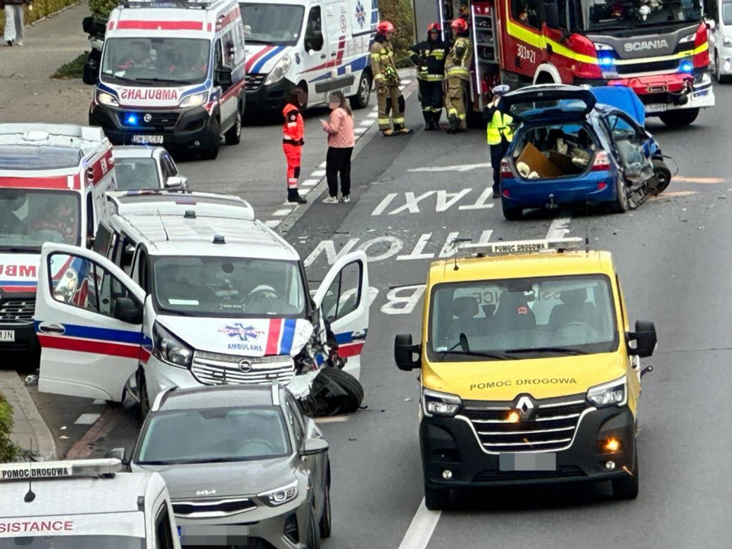 Straszny wypadek w wielkie święto ratownictwa. Karetka roztrzaskana, trzy osoby w szpitalu