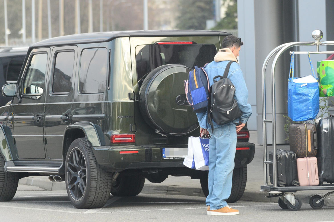 Robert Lewandowski z rodziną na lotnisku