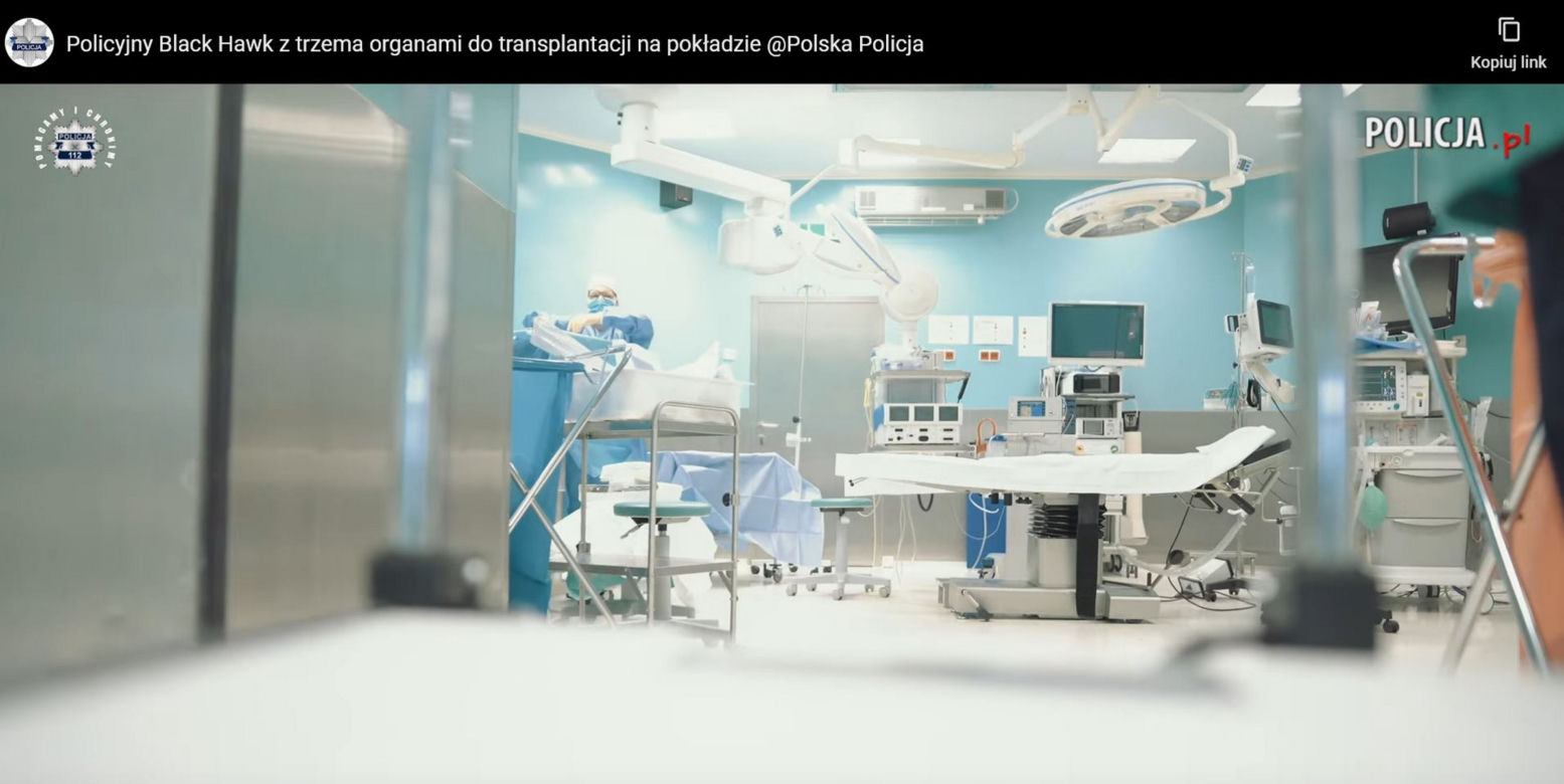 Policyjny Black Hawk w akcji. Na pokładzie śmigłowca narządy do przeszczepu