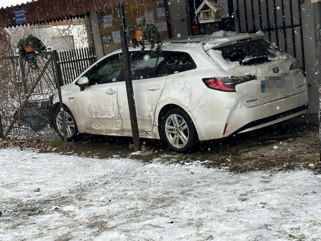 Kierowcy zapomnieli jak się jeździ?! Wysyp kolizji i wypadków w Warszawie bo... spadł śnieg 