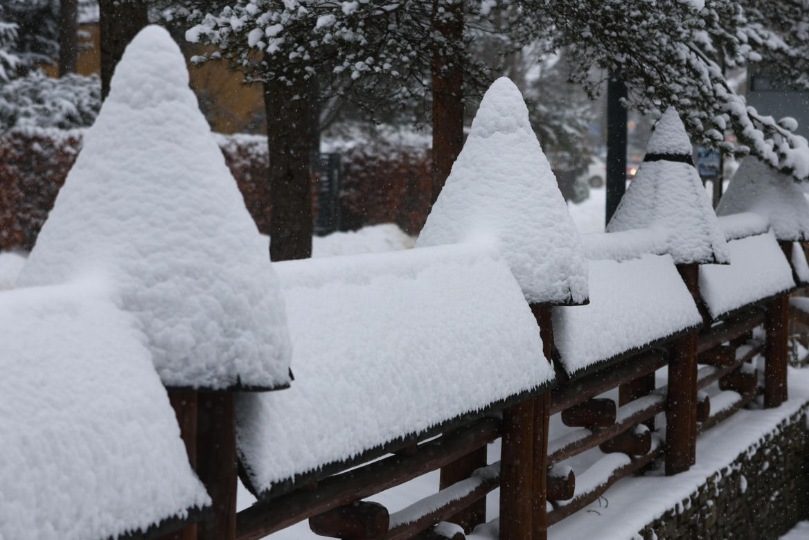 Zakopane pod śniegiem. Miasto ma problem z opadami