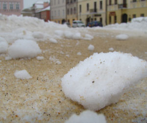  Śliski jak tafla lodu rynek w Tarnowie 