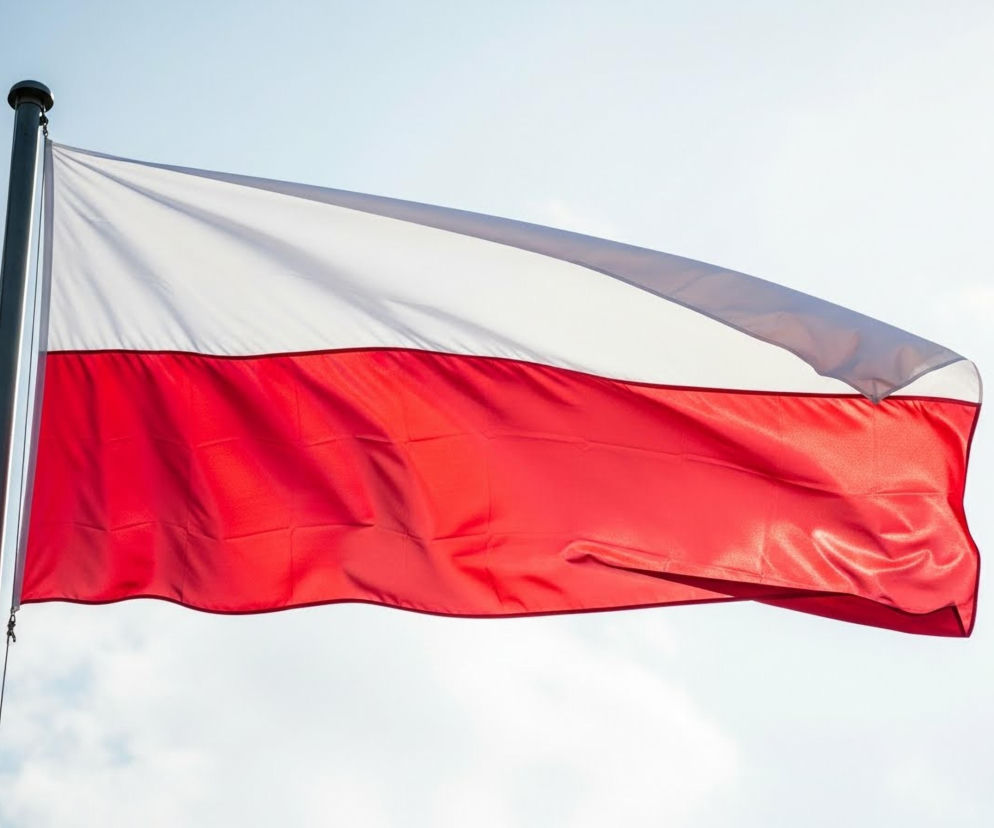 Biało-czerwona flaga Polski powiewająca na wietrze. O petycji w sprawie zmiany hymnu przeczytasz na SE Polityka.