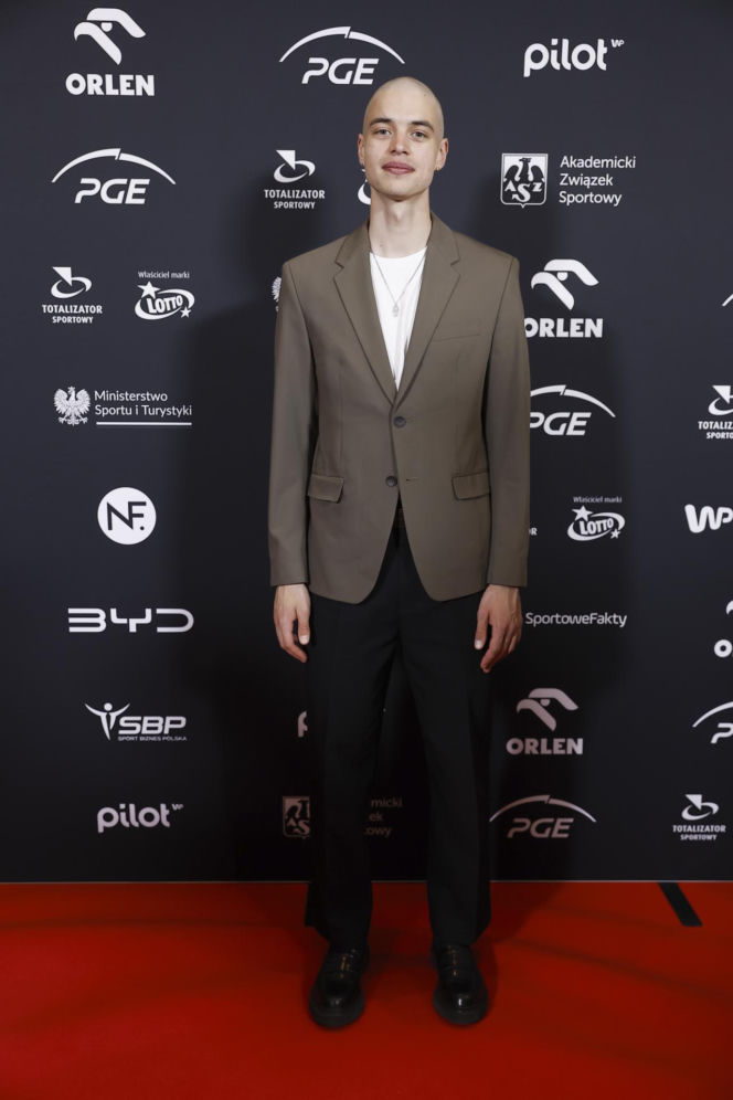 Władimir Semirunnij wsparł zrzutkę u Łatwoganga. Olimpijczyk zgolił włosy i przekazał medal na aukcję