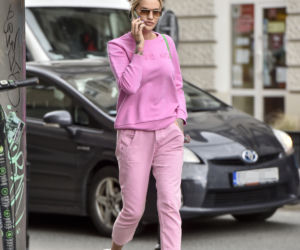 Karolina Gilon spaceruje ulicami Warszawy 