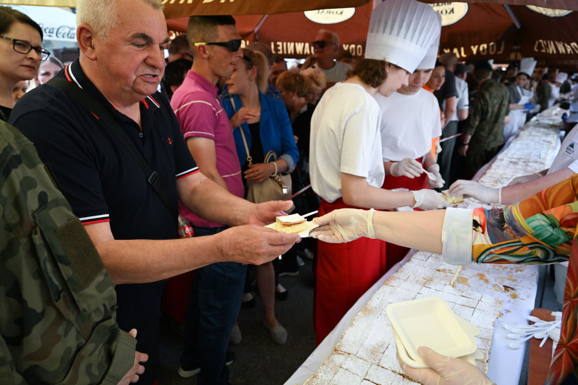 Gigantyczna kremówka w Rzeszowie gotowa. Porcji wystarczy dla każdego!