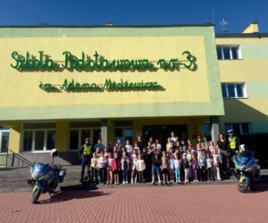 Policjanci edukują najmłodszych jak być bezpiecznym uczestnikiem ruchu drogowego. Ruszyła coroczna akcja