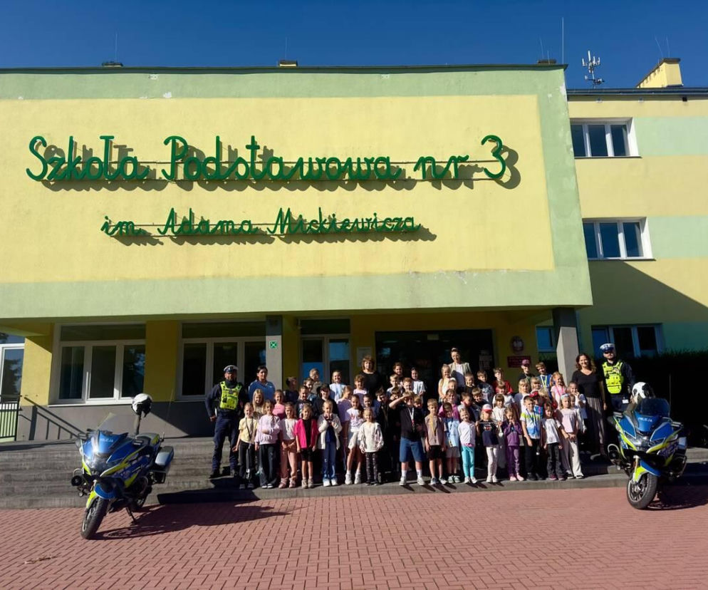 Policjanci edukują najmłodszych jak być bezpiecznym uczestnikiem ruchu drogowego. Ruszyła coroczna akcja