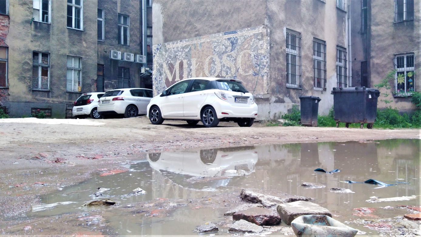 Mozaika "Miłość" na podwórku w centrum Szczecina