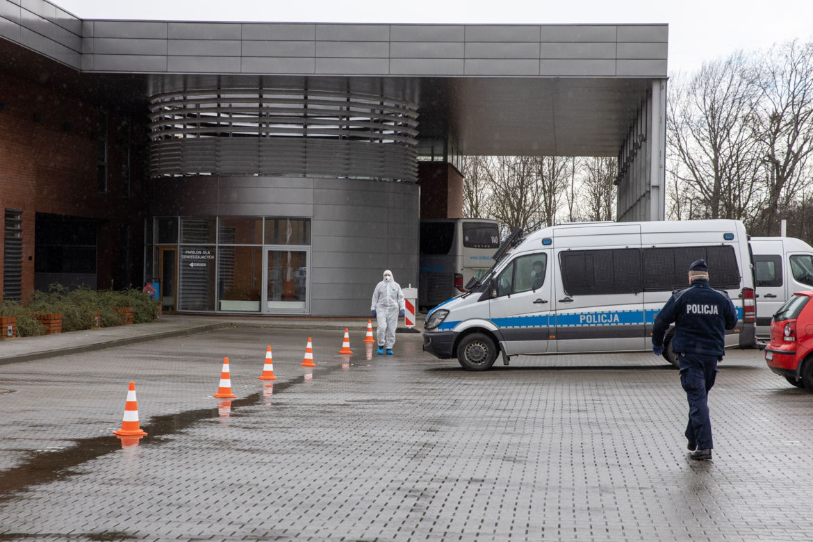 Autokar ESKORTOWANY przez policję! Powód? Podejrzenie koronawirusa!
