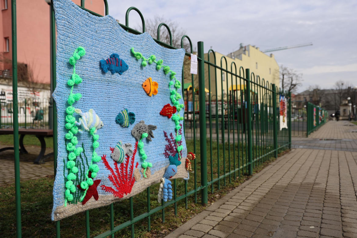 Kolorowe instalacje opanowały Lublin. Tak „Otulanie włóczką” świętuje swoje 10. urodziny!