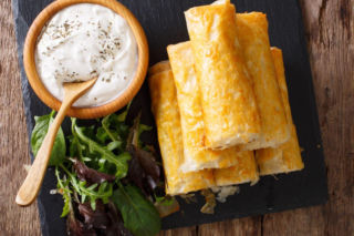 Serowe nadzienie zawijam w to ciasto i smażę. To pyszna i łatwa przekąska na andrzejki i nie tylko 