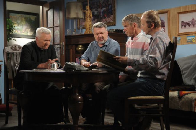 Pierwsza miłość. Proboszcz (Włodzimierz Matuszak), Marian Śmiałek (Paweł Okoński), Seweryn (Mirosław Kropielnicki), Roman (Lech Dyblik)