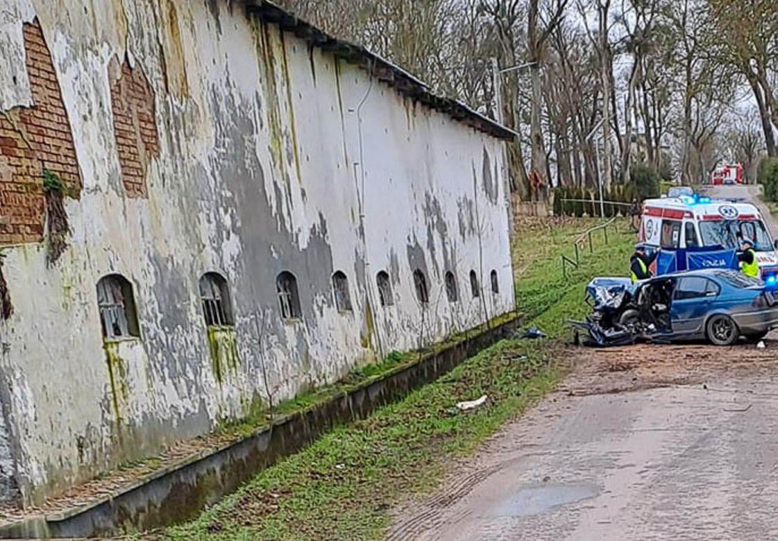 Roztrzaskali się na drzewie. Pasażer nie żyje, kierowca w szpitalu