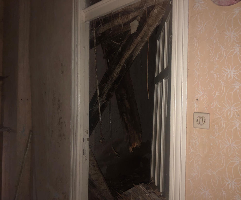 Zawalony strop w opuszczonej kamienicy w Łodzi