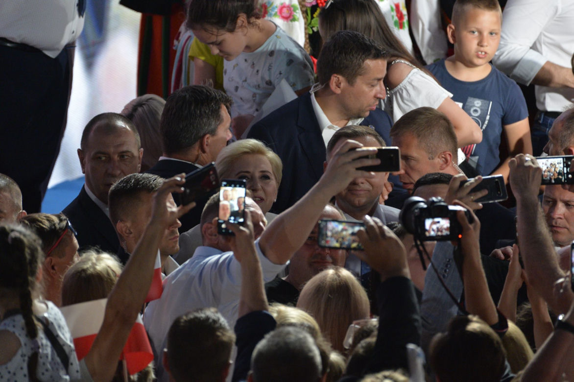 Wybory 2020. Duda gratuluje Trzaskowskiemu. Został wybuczany przez własny sztab