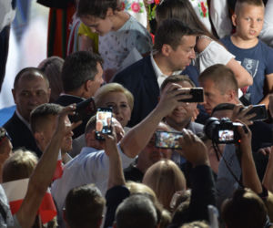 Wybory 2020. Duda gratuluje Trzaskowskiemu. Został wybuczany przez własny sztab