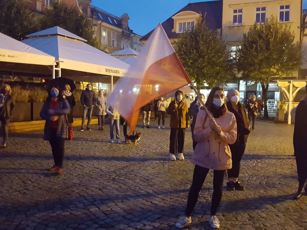 Znicze, wieszaki, transparenty. Protest "Piekło kobiet" w Lesznie
