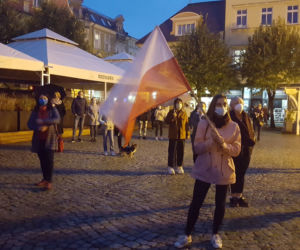 Znicze, wieszaki, transparenty. Protest Piekło kobiet w Lesznie