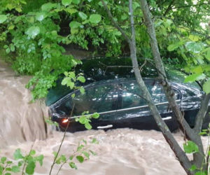 Długołęka-Świerkla. Górski potok PORWAŁ samochód z dwoma pasażerami!