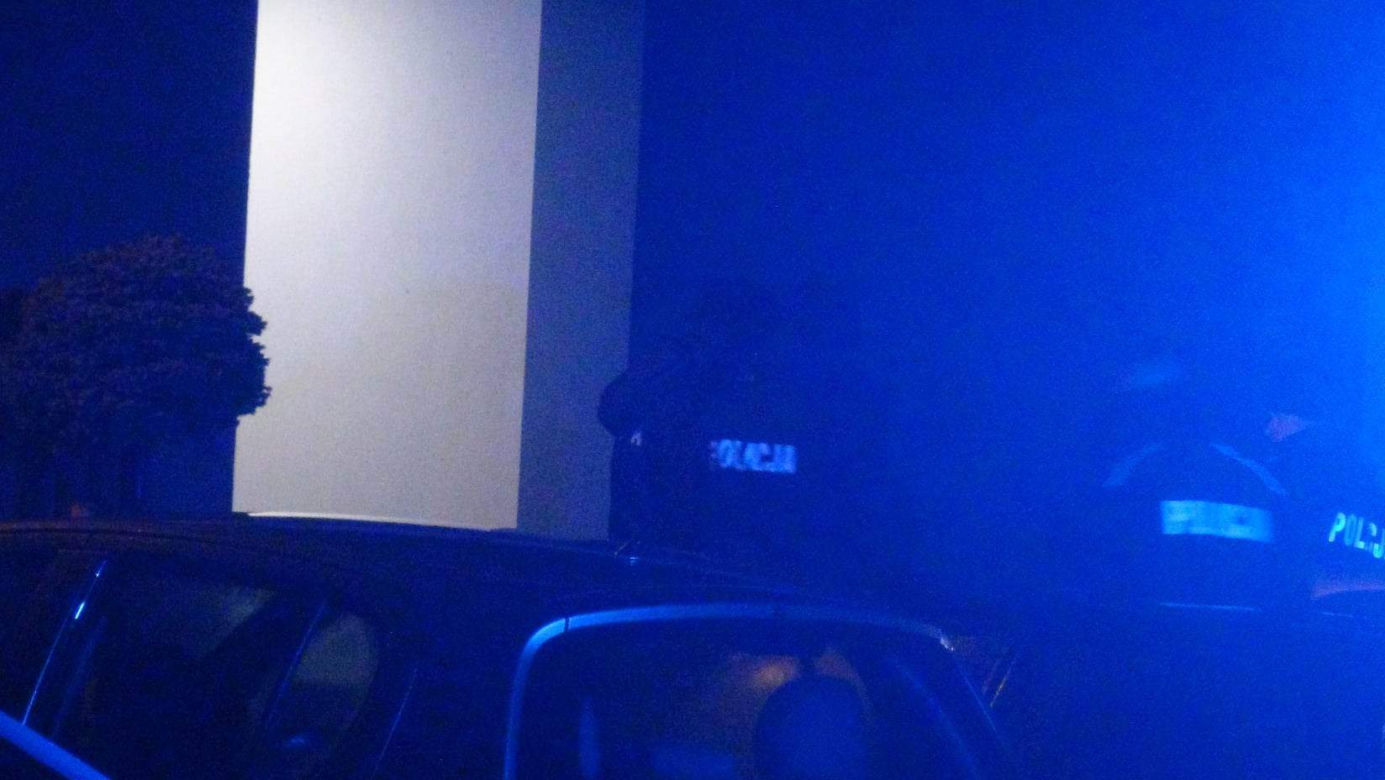 Makabra w Nowym Dworze Mazowieckim. Zwłoki 47-latka leżały przed wejściem do bloku!