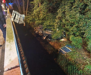 Chodaków. Uderzył autem w bariery i spadł z mostu na Bzurze! [ZDJĘCIA]