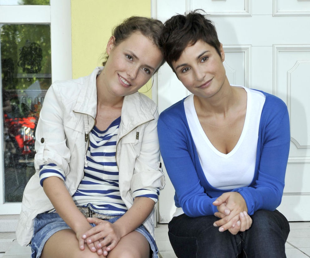 Aktorki Olga Frycz i Joanna Brodzik siedzą obok siebie. O gwiazdach serialu Dom nad rozlewiskiem przeczytasz na SE.