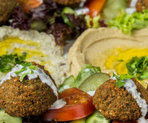 Pyszny, chrupiący i... idealny na lato. Zobacz, gdzie zjeść najlepszy falafel w Warszawie! [RANKING]