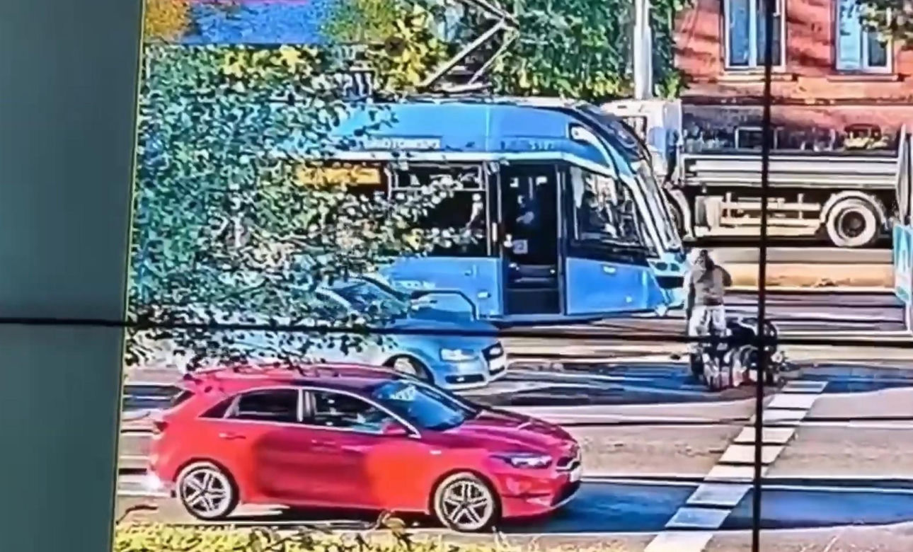 Horror na ulicach Wrocławia! Zaatakował skuterzystę, ukradł Opla i uderzył kobietę w twarz