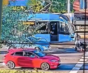 Horror na ulicach Wrocławia! Zaatakował skuterzystę, ukradł Opla i uderzył kobietę w twarz