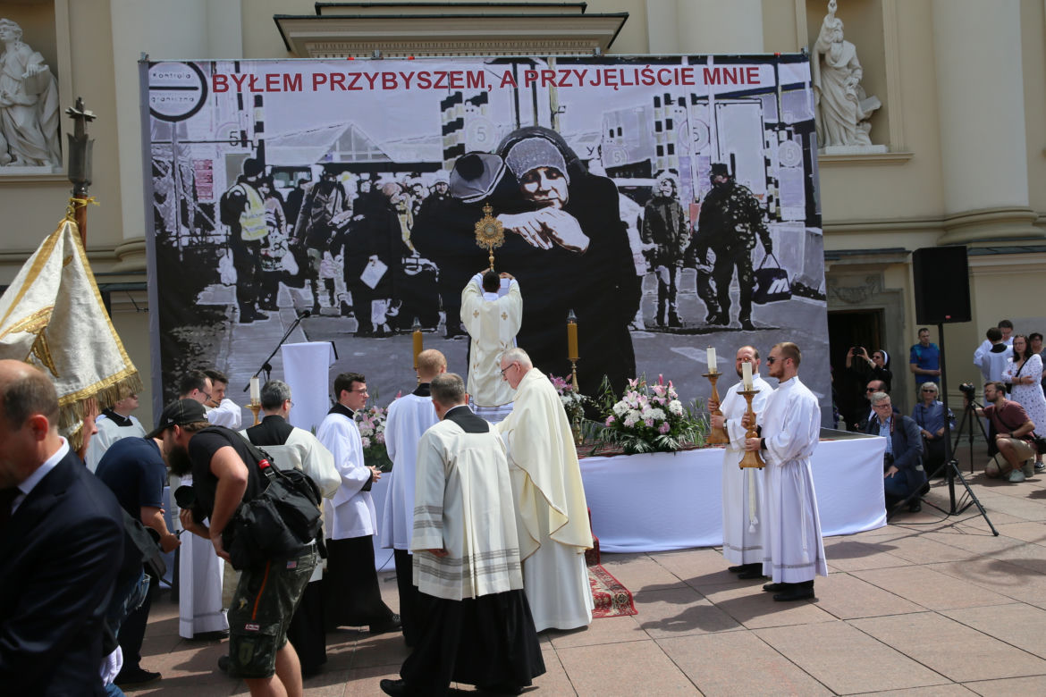 Centralna procesja Bożego Ciała w Warszawie. Ołtarze nawiązywały do wojny