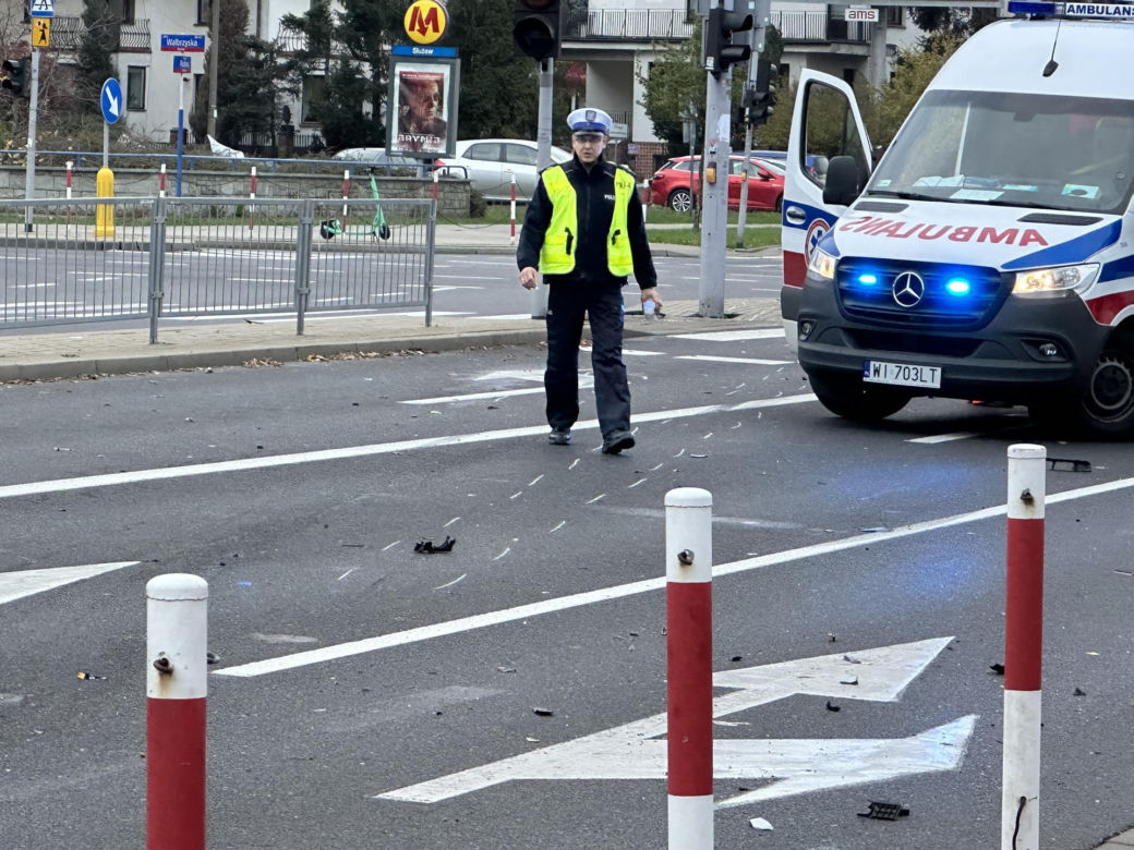 Potężne zderzenie samochodów osobowych w Warszawie. Trzy osoby ranne, jedna w stanie krytycznym