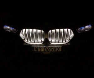 BMW X6 - funkcja podświetlania grilla Iconic Glow