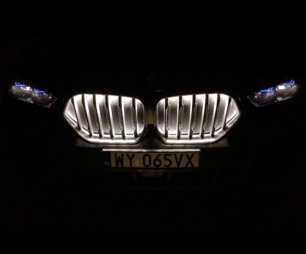 BMW X6 - funkcja podświetlania grilla Iconic Glow