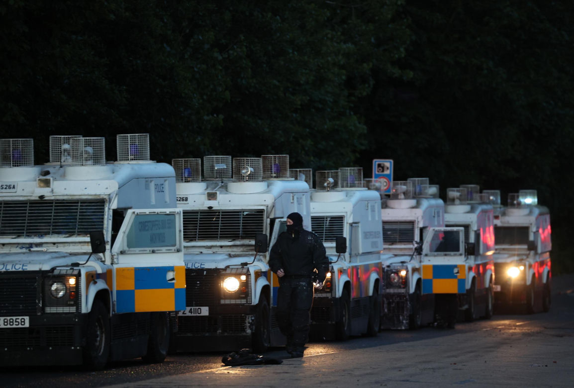 Ofiara nożownika z Belfastu wcześniej była więziona i torturowana. Miasto w rozsypce, służby nie potrafią zatrzymać zamieszek