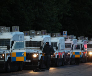 Ofiara nożownika z Belfastu wcześniej była więziona i torturowana. Miasto w rozsypce, służby nie potrafią zatrzymać zamieszek