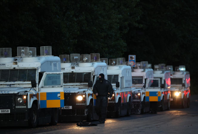Ofiara nożownika z Belfastu wcześniej była więziona i torturowana. Miasto w rozsypce, służby nie potrafią zatrzymać zamieszek