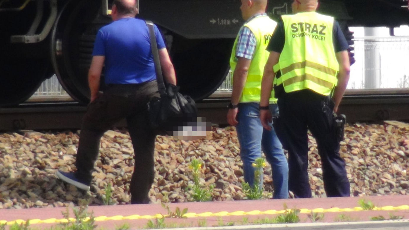 Makabra na torach w Warszawie. Rozczłonkowane ciało leży na torach