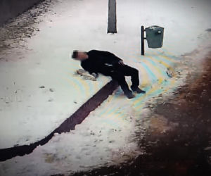 Senior padł na chodniku. Zamarzłby w śniegu, gdyby nie reakcja jednej osoby