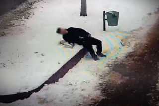 Senior padł na chodniku. Zamarzłby w śniegu, gdyby nie reakcja jednej osoby