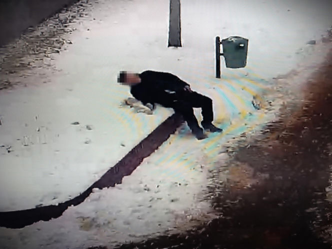 Senior padł na chodniku. Zamarzłby w śniegu, gdyby nie reakcja jednej osoby