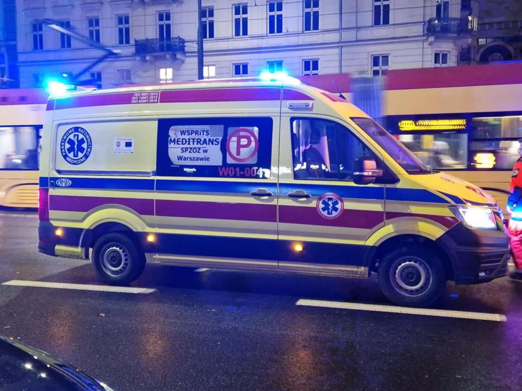  Dramat w centrum. Pieszy wpadł pod rozpędzony pociąg. W stanie krytycznym trafił do szpitala