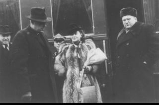 Niewiarygodne sceny! Aktor kazał przykucnąć premierowi, bo chciał go przeskoczyć! Interwencja w ostatniej chwili